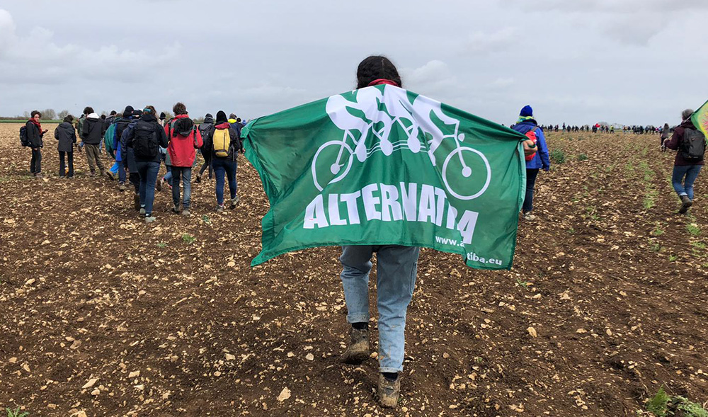 Alternatiba Rennes nous rejoindre - Photo d'une action à Sainte Soline contre les Méga Bassines