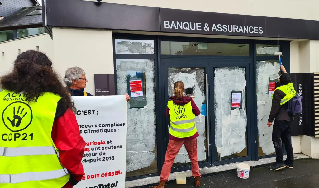 Image de l'action non-violente "Stop EACOP - Stop au carnage Total" organisée par Alternatiba Rennes contre BNP Paribas et le Crédit Agricole