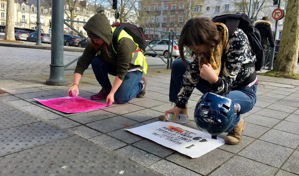 Image d'une action de marquage au sol par Alternatiba Rennes