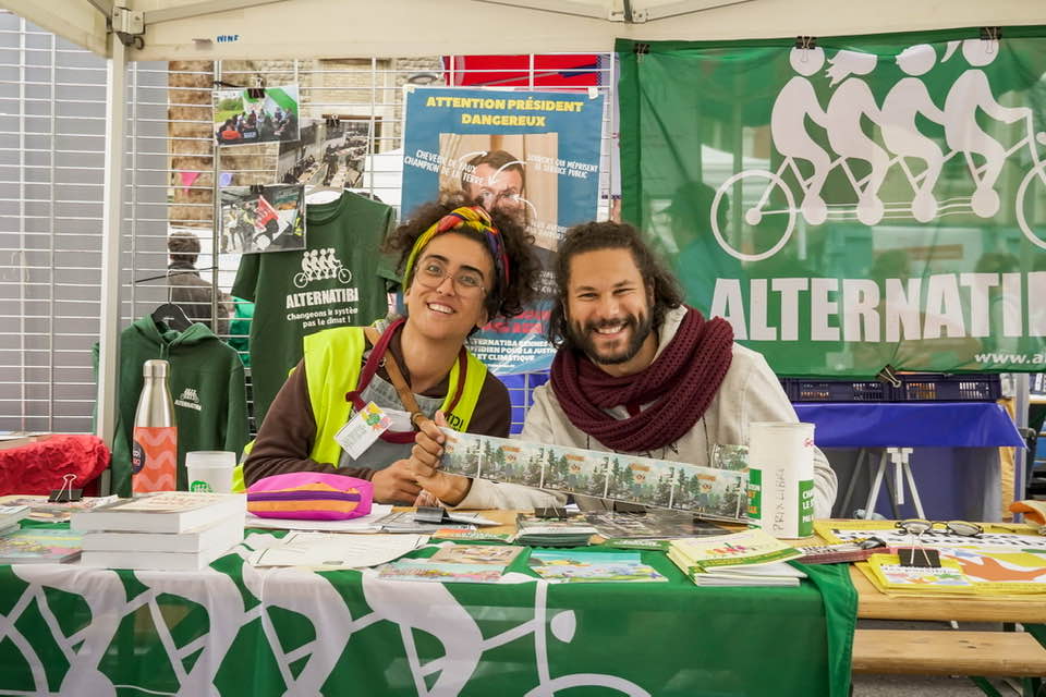 Image de deux membres d'Alternatiba Rennes sur le stand de l'association au Village des Possibles 2023