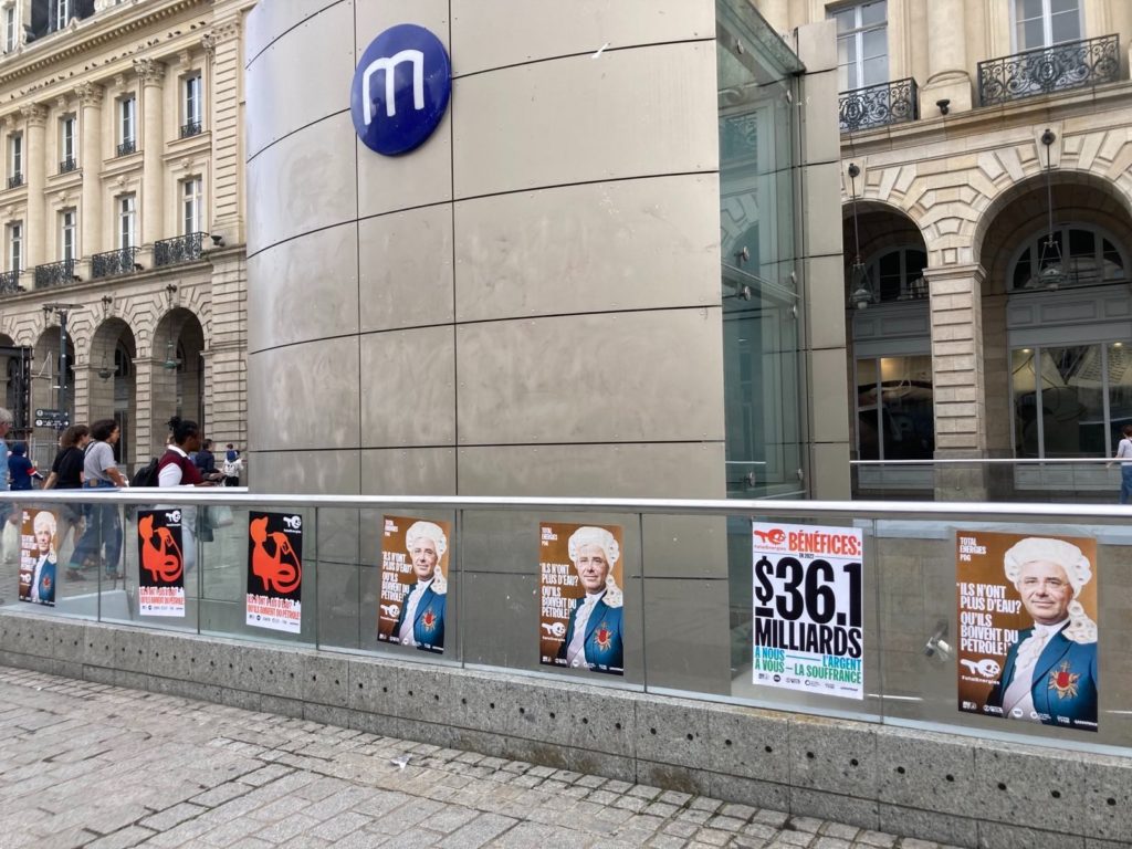 Affiches collées sur le garde-corps du métro place de la République à Rennes